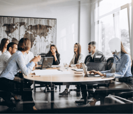 Equipe elaborando folhas de pagamento e adiantamento salarial